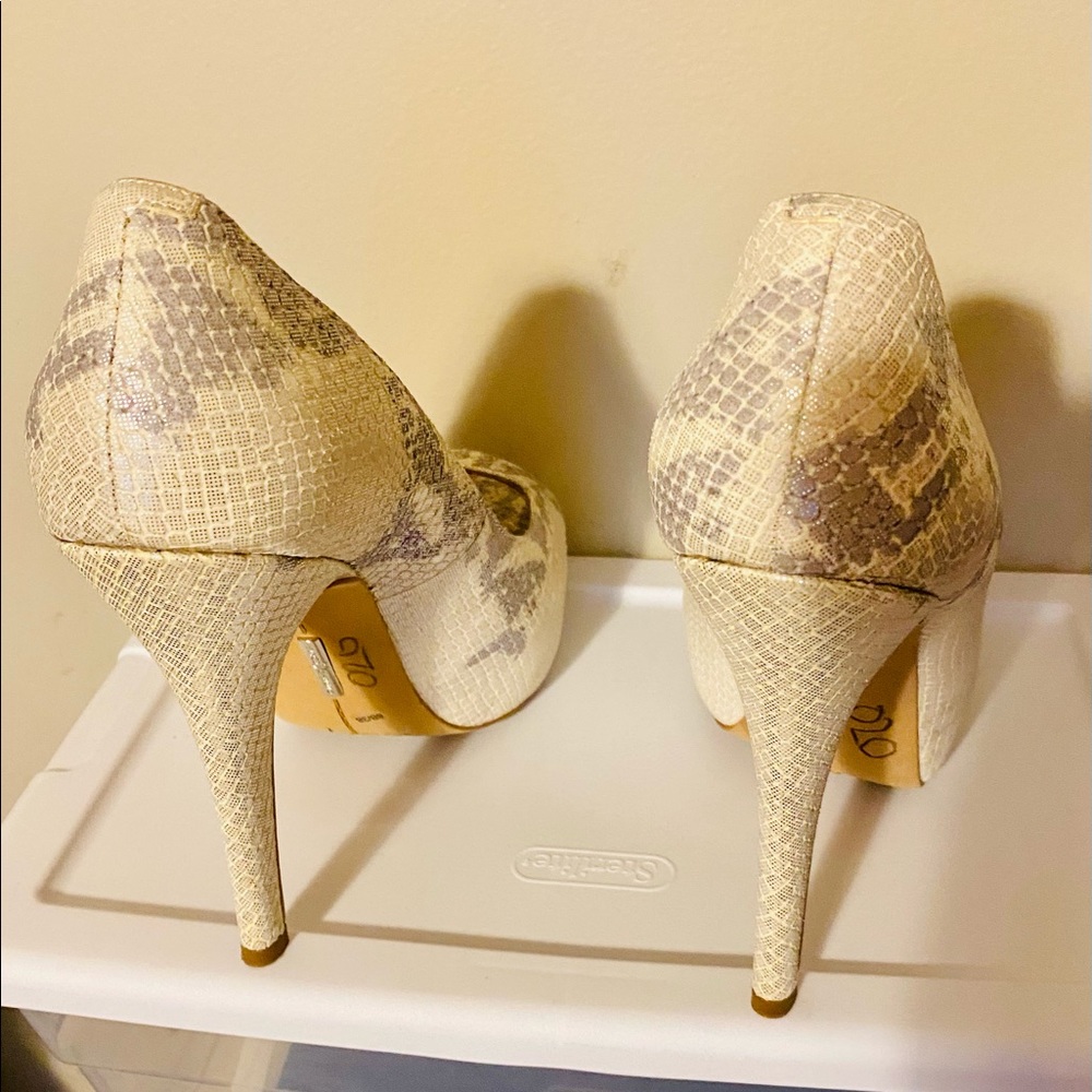 Peep toe pump - Picture 2 of 3